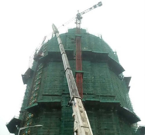 北戴河吊车在工地上作业